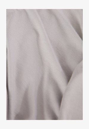 Țesătură gri deschis cu o textură netedă, având linii subtile și variații în nuanțe, căzând ușor în pliuri.