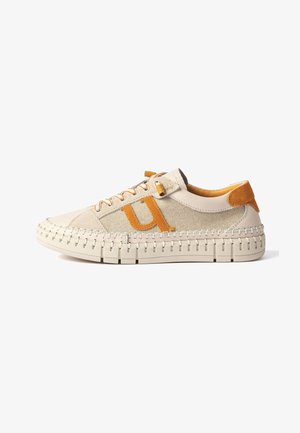 Zapatilla beige de corte bajo con detalles en ante naranja, paneles textiles, suela cosida, diseño con cordones y una lengüeta en el talón.