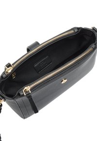 Czarna skórzana torba o teksturowanej powierzchni, złotym suwakem i magnetycznym zamknięciem. Zawiera wewnętrzną kieszeń oraz odczepiany pasek.