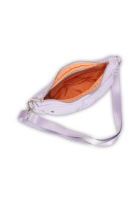 Ljuslila nylon axelväska med dragkedjetopp och orange inredning. Har en tygrem och diskret yttersöm.