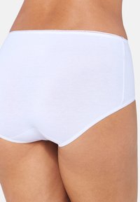 Witte katoenen hipster onderbroeken met een gladde textuur en elastische tailleband, met een eenvoudig ontwerp en zonder zichtbare patronen of hardware.