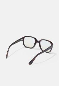 Ochelari dreptunghiulari cu rama tortoiseshell maronie, dotati cu lentile clare, avand o finisare lucioasa si brate subtiri, netede. Accente metalice gravate pe tâmple.