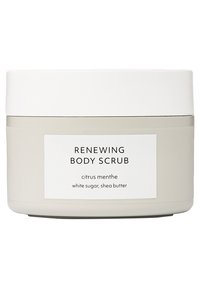 Plastic container met een gladde, witte deksel en een licht beige lichaam. Het etiket vermeldt "Renewing Body Scrub" met ingrediënten: citrus menthe, witte suiker, sheaboter.