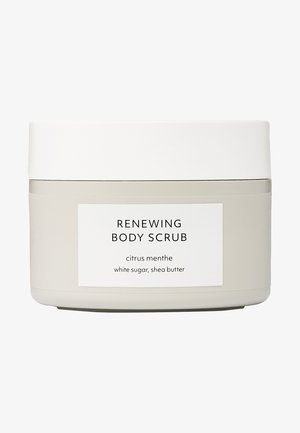 Plastic container met een gladde, witte deksel en een licht beige lichaam. Het etiket vermeldt "Renewing Body Scrub" met ingrediënten: citrus menthe, witte suiker, sheaboter.