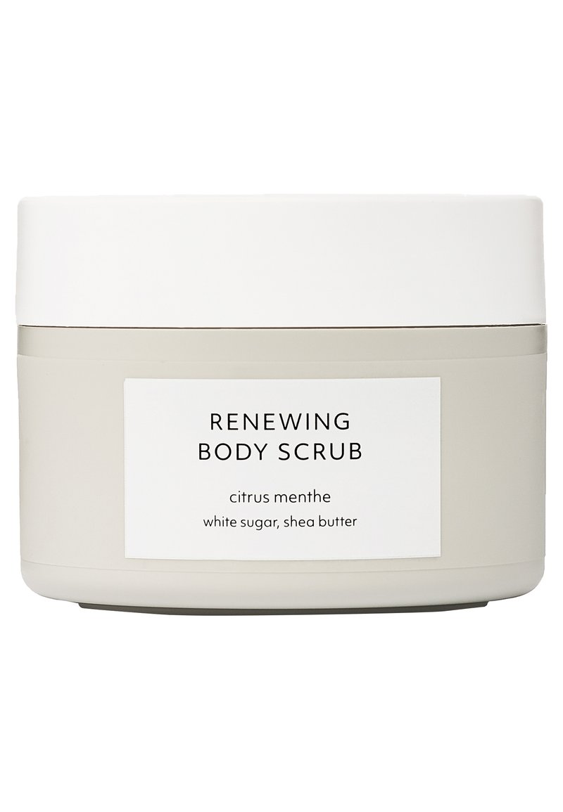 Plastic container met een gladde, witte deksel en een licht beige lichaam. Het etiket vermeldt "Renewing Body Scrub" met ingrediënten: citrus menthe, witte suiker, sheaboter.