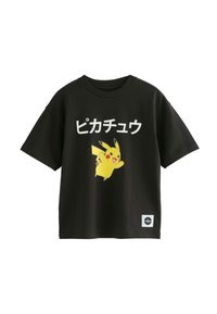 Zwart T-shirt met een gele Pikachu-graphic en Japanse tekst. Gemaakt van katoen, korte mouwen, met een logo-patch in de benedenhoek.