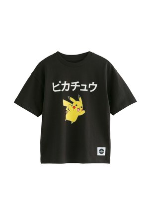 T-shirt nera con grafica di Pikachu gialla e testo giapponese. Materiale in cotone, maniche corte, con un'etichetta del logo nell'angolo in basso.