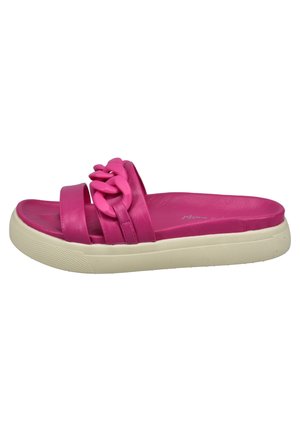 Roze schuifslipper met twee bandjes, een stevige kettingdetail en een dikke witte rubberen zool.