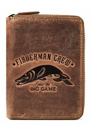 Portafoglio in pelle marrone con cerniera, impreziosito da un pesce stilizzato in rilievo e i testi "Fisherman Crew" e "Enter the Big Game."