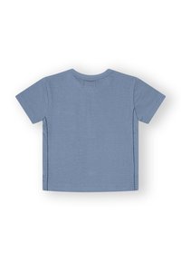 Camiseta de manga corta azul hecha de tela texturizada, con un cuello redondo y costuras visibles a lo largo de los lados y el dobladillo.