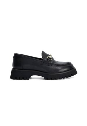 Mocassin en cuir noir avec semelle crantée épaisse et détail boucle métallique argentée sur le dessus, vue de côté sur fond blanc.