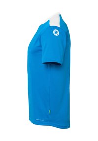 Blå atletisk t-shirt med korte ærmer, hvide detaljer ved kraven og skuldrene, glat tekstur, og et mærke med "dry tech" branding.