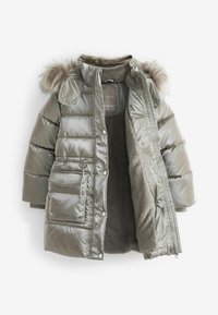 Manteau d'hiver matelassé gris argenté avec capuche amovible bordée de fourrure, poche avant à rabat, boutons-pression et doublure intérieure en polaire douce.