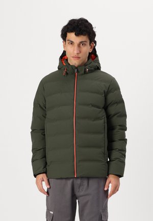 Chaqueta verde acolchada con cierre frontal, acentos naranjas y capucha. Presenta una textura suave y un diseño ajustado.