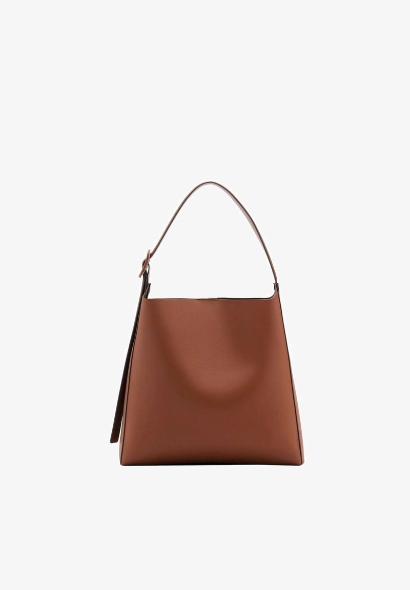 Brun læderhåndtaske med en glat tekstur, et enkelt buet håndtag og et minimalistisk design med en afrundet krop og slank silhuet.