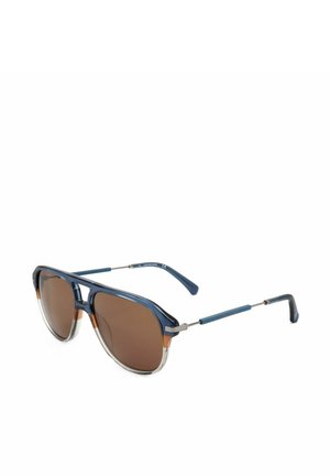 Occhiali da sole stile aviatore blu e marrone con lenti marroni sfumate e sottili aste in metallo su sfondo bianco.