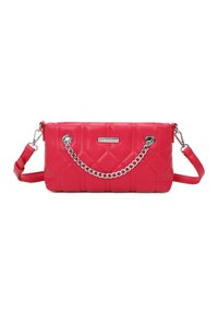 Borsa a tracolla rossa in pelle sintetica con design trapuntato, accento in catena argentata, tracolla removibile, forma rettangolare e texture liscia.