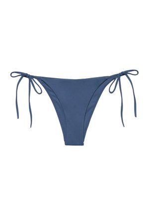 Niebieskie majtki od bikini z regulowanymi wiązaniami po bokach na białym tle.