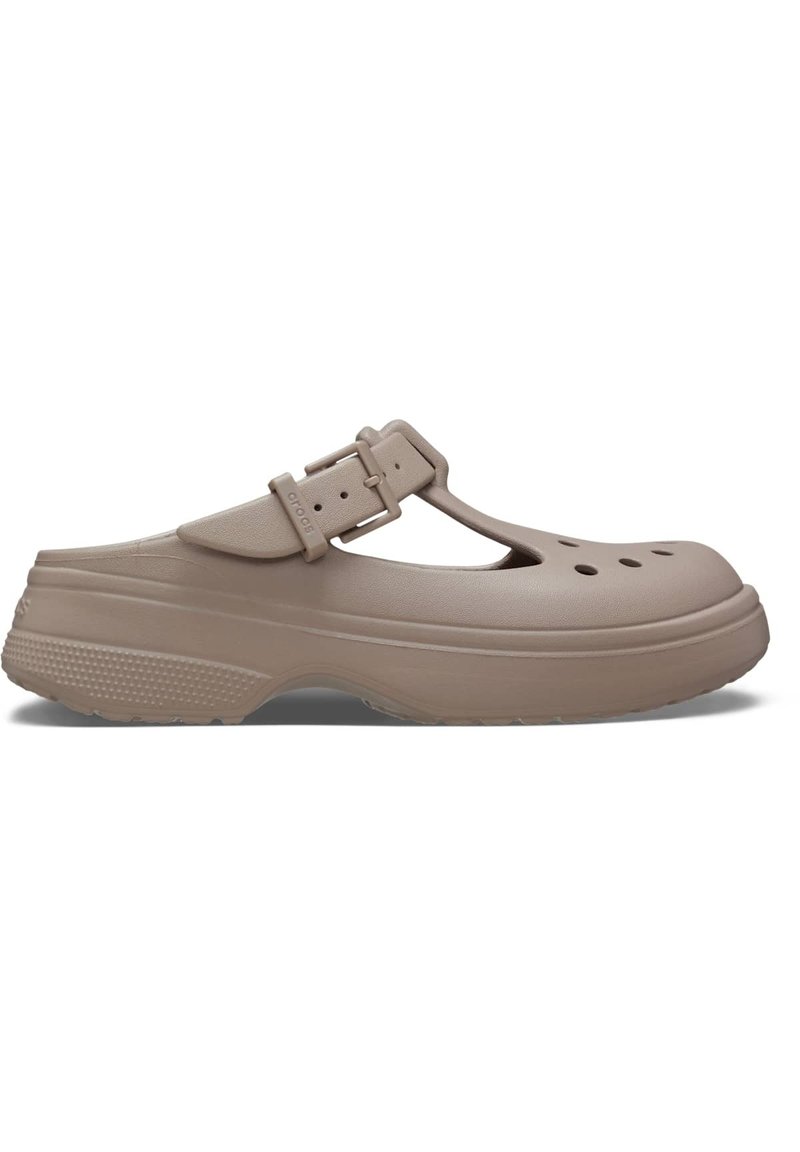 Zoccoli in gomma color tan con design a T e fibbia regolabile, dotati di fori di ventilazione e suola testurizzata per una migliore presa.