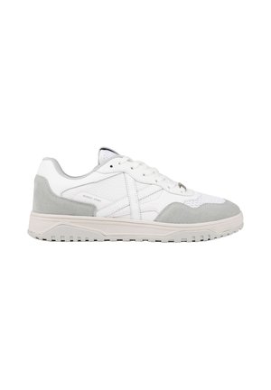 Sneaker bassa bianca e grigio chiaro con lacci, dettagli in camoscio su punta e tallone, suola texture e marchio laterale
