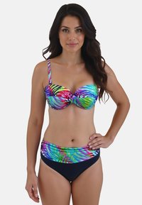 Top bikini colorato con motivo, dotato di coppe sagomate, spalline regolabili e pantaloni a vita alta coordinati. Presenta un vivace design di foglie tropicali.