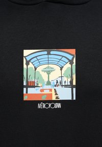 Καλλιτεχνική απεικόνιση καλυμμένης εισόδου μετρό με περίτεχνο φωτιστικό, δέντρα και ανθρώπινες φιγούρες που περπατούν, με την ένδειξη "Métropolitan".