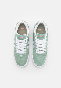 Globe ENCORE 2 - Sapatilhas - jade green/white