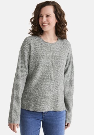 Grauer gerippter Pullover mit langen Ärmeln, rundem Ausschnitt und strukturiertem Finish. Kombination mit blauen Jeans. Verfügt über ein dezentes Nähdetail.