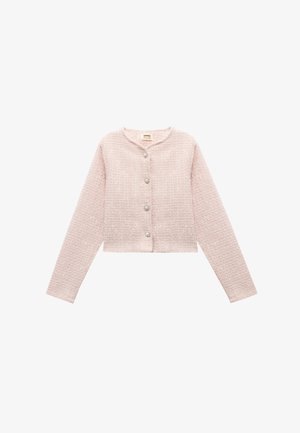 Cárdigan corto rosa hecho de una tela texturizada con un cuello redondo y cierre de botones que presenta botones decorativos parecidos a perlas. Mangas largas.