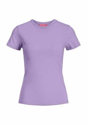 Fioletowa koszulka z krótkim rękawem wykonana z miękkiego materiału; ma okrągły dekolt i dopasowany krój bez wyraźnych wzorów czy akcentów.