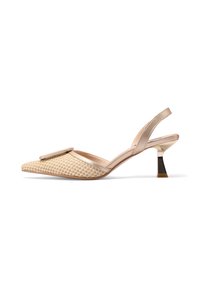 Scarpa slingback in tessuto beige con punta affilata, accenti metallici e tacco affusolato. Presenta una grande fibbia decorativa sul davanti.
