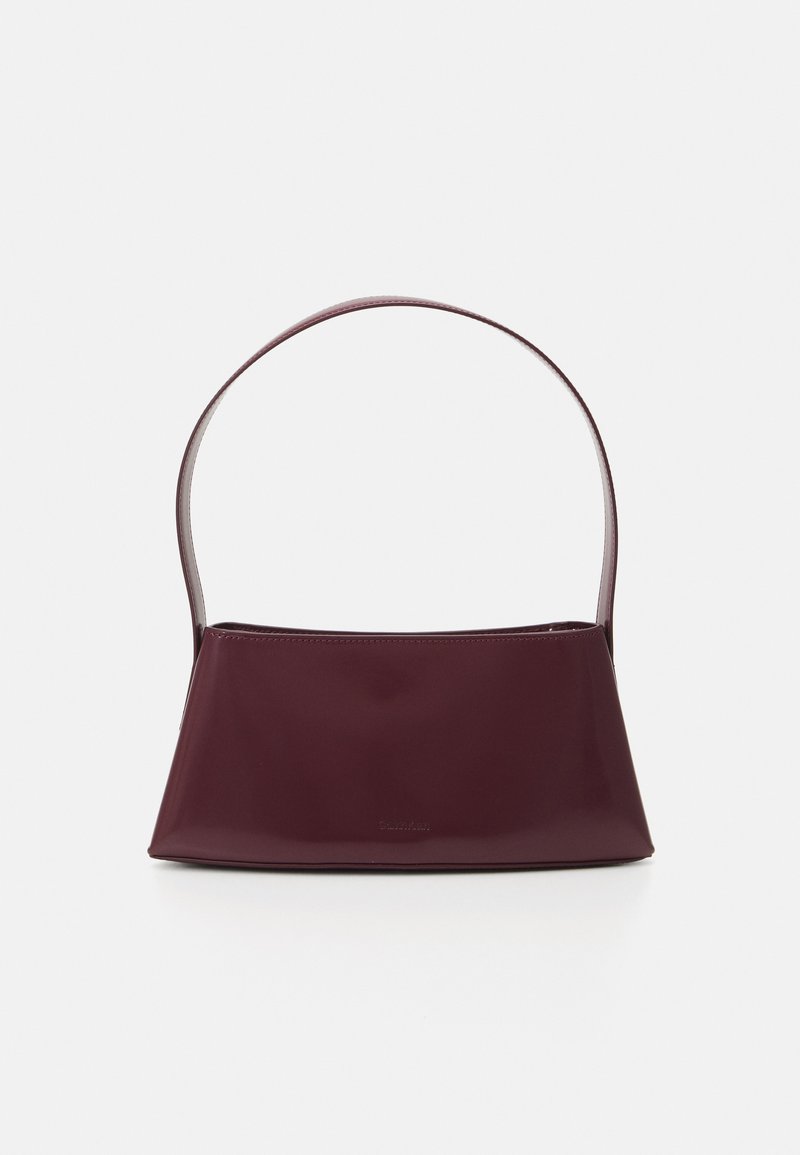 Calvin Klein REFINED SCULPT BAG SHINY - Sac à main - oxblood