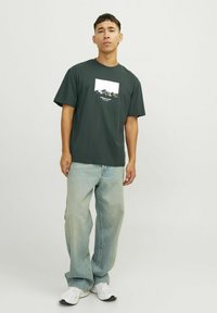 Jack & Jones JORVESTERBRO PICTURE CREW NECK - Apdrukāts T-krekls - forest river