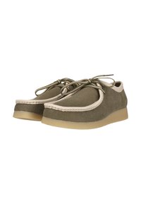 Paire de chaussures décontractées à lacets vert olive avec garniture beige clair et semelles en crêpe, vues de l'angle avant gauche sur fond blanc.