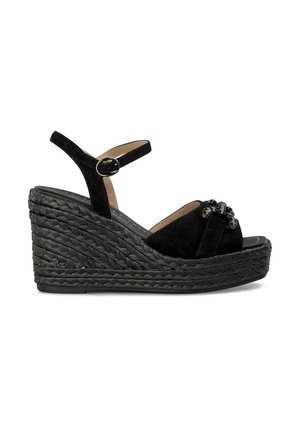 Schwarze Wildleder-Plateausandale mit einem Knöchelriemen, geflochtenem strukturiertem Absatz und floralen Verzierungen auf dem Riemen. Offenes Zehen-Design.