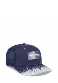 Granatowa czapka z siateczkowym tyłem, z płaskim daszkiem i wzorem w kropki w jasnym niebieskim i białym kolorze. Z przodu znajduje się naszywka z logo.
