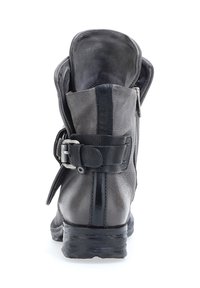 Czarny skórzany botek za kostkę z okrągłym noskiem, zamkiem błyskawicznym z boku, regulowanym paskiem, teksturowaną powierzchnią i niskim blokowym obcasem.