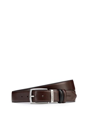 Dunkelbrauner Ledergürtel mit silberner rechteckiger Schnalle und zwei Schlaufen, eine schwarze und eine braune, flach auf weißem Hintergrund gelegt.