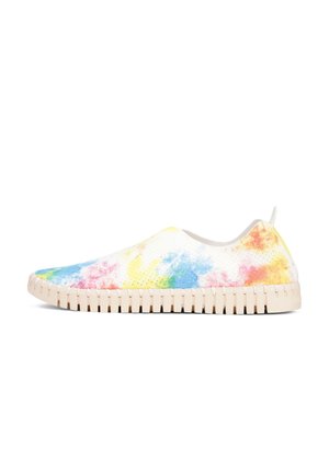 Slip-on sko med perforeret hvid overdel med akvarelpletter i blå, gul, rød og grøn samt en beige tekstureret sål.