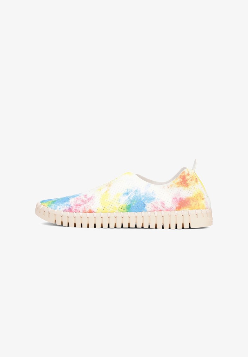 Chaussure sans lacets avec une tige blanche perforée ornée de taches aquarellées en bleu, jaune, rouge et vert, et une semelle texturée beige.