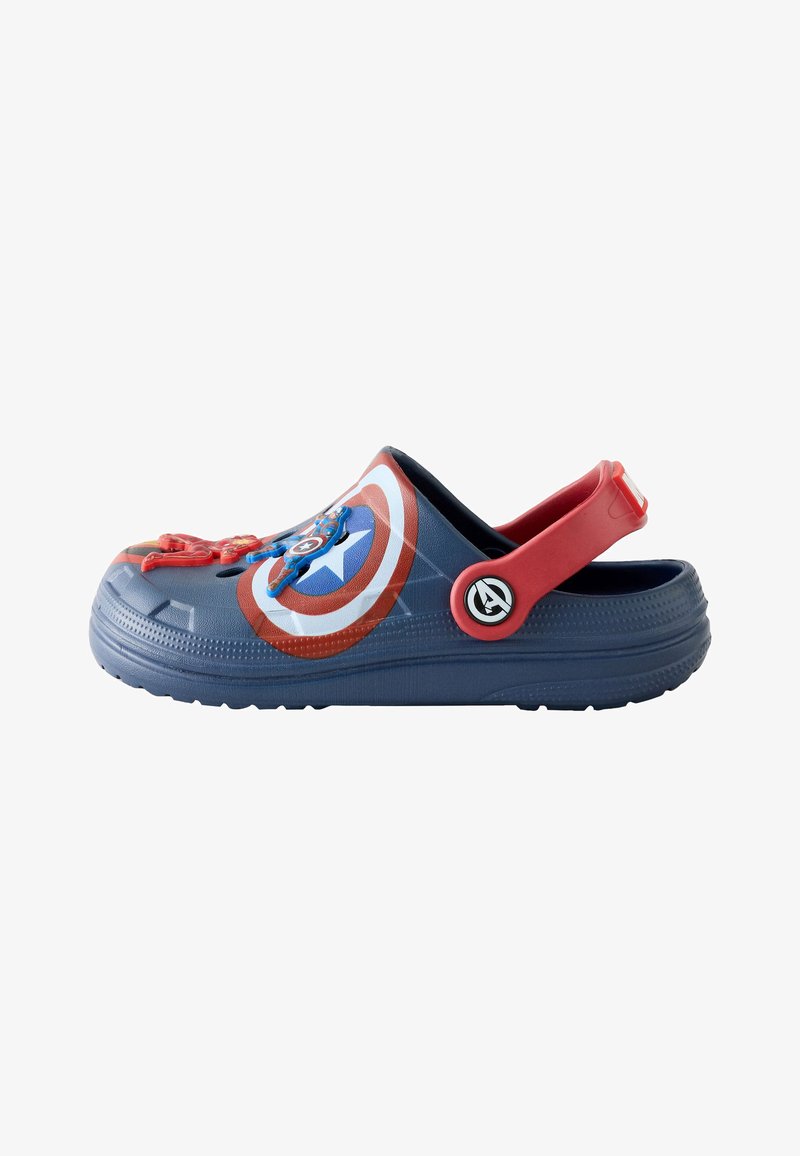 Sabot enfant bleu et rouge avec motif bouclier de Captain America, bride de talon rouge ajustable et bouton avec le logo des Avengers sur le côté.