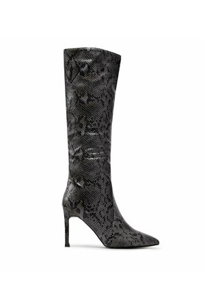 Czarno-szary kozacki but za kolano ze skóry węża z wąskim, wysokim obcasem na szpilce i szpiczastym noskiem, widziany z boku na białym tle.