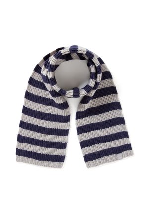 Sciarpa lavorata a maglia con larghe strisce orizzontali alternate di blu navy e grigio chiaro, arrotolata in modo sciolto con etichetta a un'estremità su sfondo bianco.