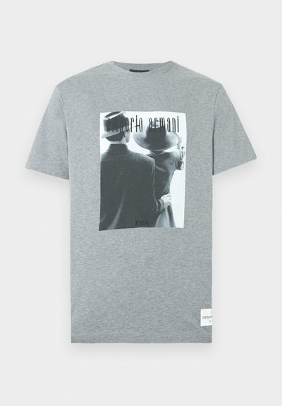 Γκρι βαμβακερό T-shirt με ασπρόμαυρη γραφική εκτύπωση δύο ατόμων και το κείμενο «emporio armani» σε καλλιγραφικό στυλ.
