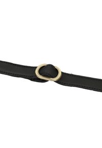 Zwarte leren riem met een cirkelvormige gouden metalen ring als accent. De riem heeft een gladde textuur en gestikte randen.