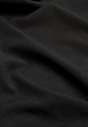Černá tkanina s jemnými záhyby a jemně žebrovanou strukturou, vykazující měkký, hladký povrch a jemné stíny.