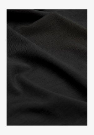 Černá tkanina s jemnými záhyby a jemně žebrovanou strukturou, vykazující měkký, hladký povrch a jemné stíny.