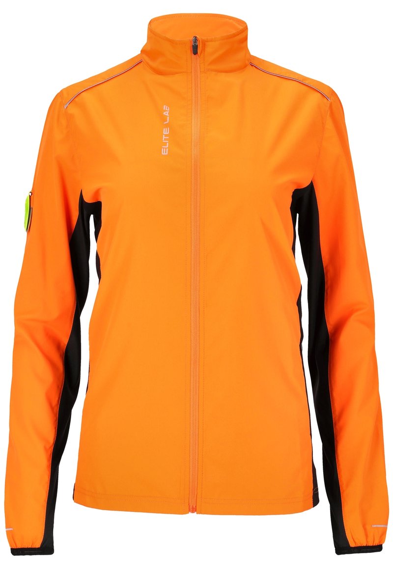 Veste coupe-vent orange avec panneaux latéraux noirs, col montant, fermeture éclair intégrale à l'avant et accents réfléchissants le long des épaules et de la fermeture éclair.