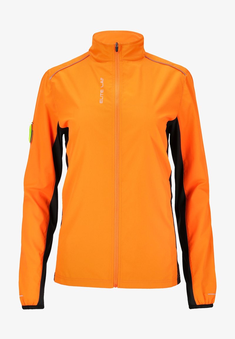 Veste coupe-vent orange avec panneaux latéraux noirs, col montant, fermeture éclair intégrale à l'avant et accents réfléchissants le long des épaules et de la fermeture éclair.