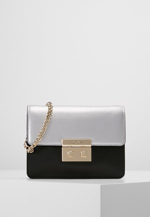 Lille rektangulær håndtaske med sølvfarvet topklap, sort krop, guldkæde strop og guldlås med indgraverede bogstaver "DKNY".